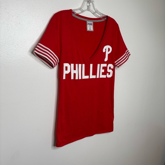 Victoria’s Secret PINK Philadelphia Phillies V-Neck Tee Women’s Medium‎ Red - Picture 2 of 7
